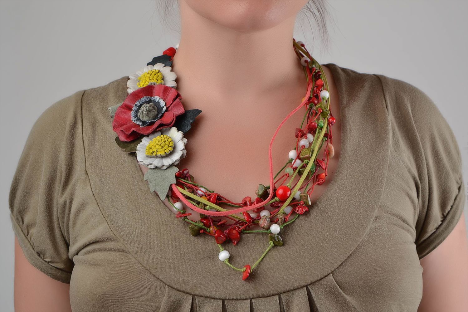 Collar de cuero y piedras naturales artesanal estiloso bonito con flores  foto 1