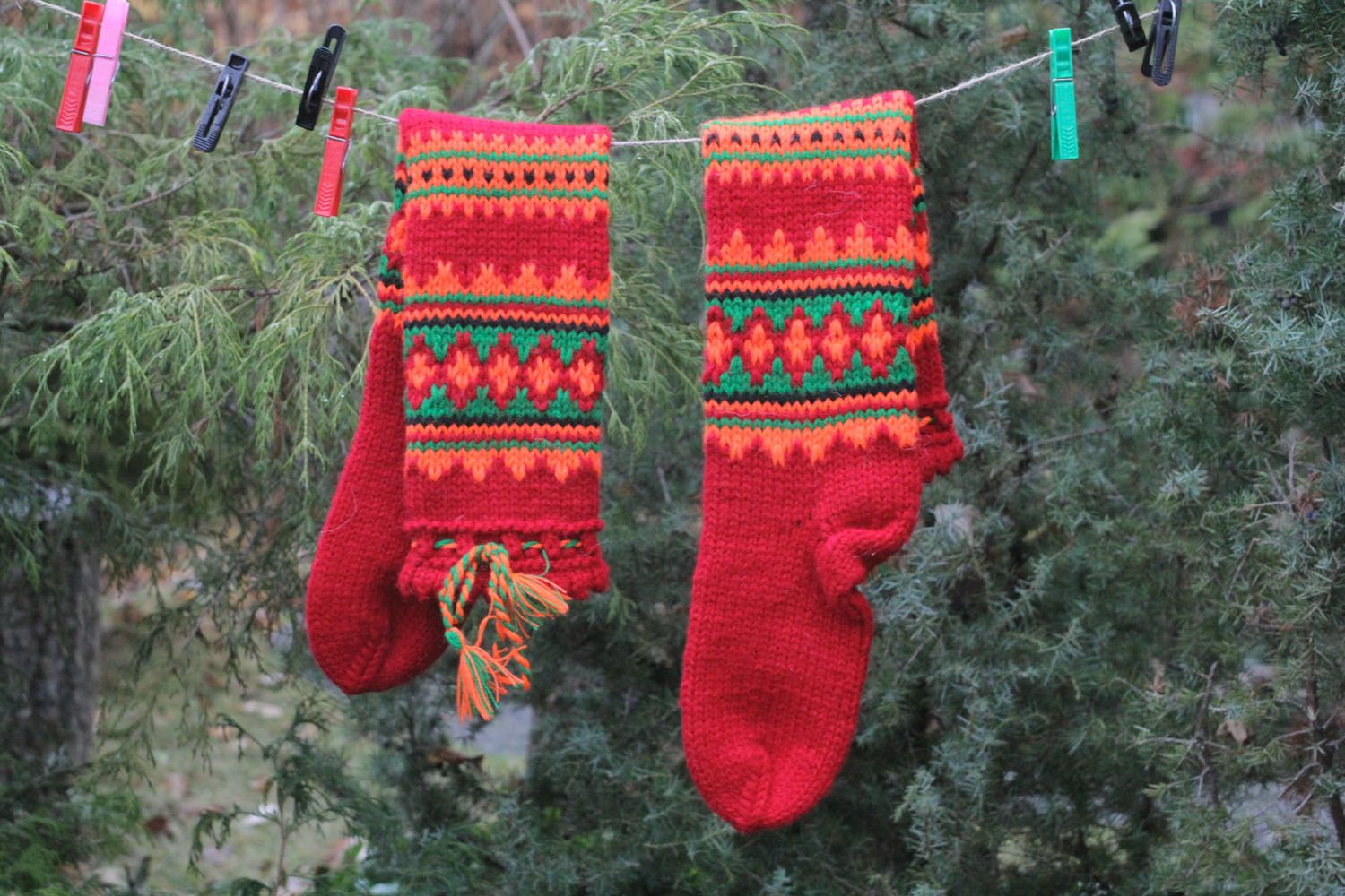 Rote selbstgestrickte Socken aus Wolle mit Ornament  foto 1