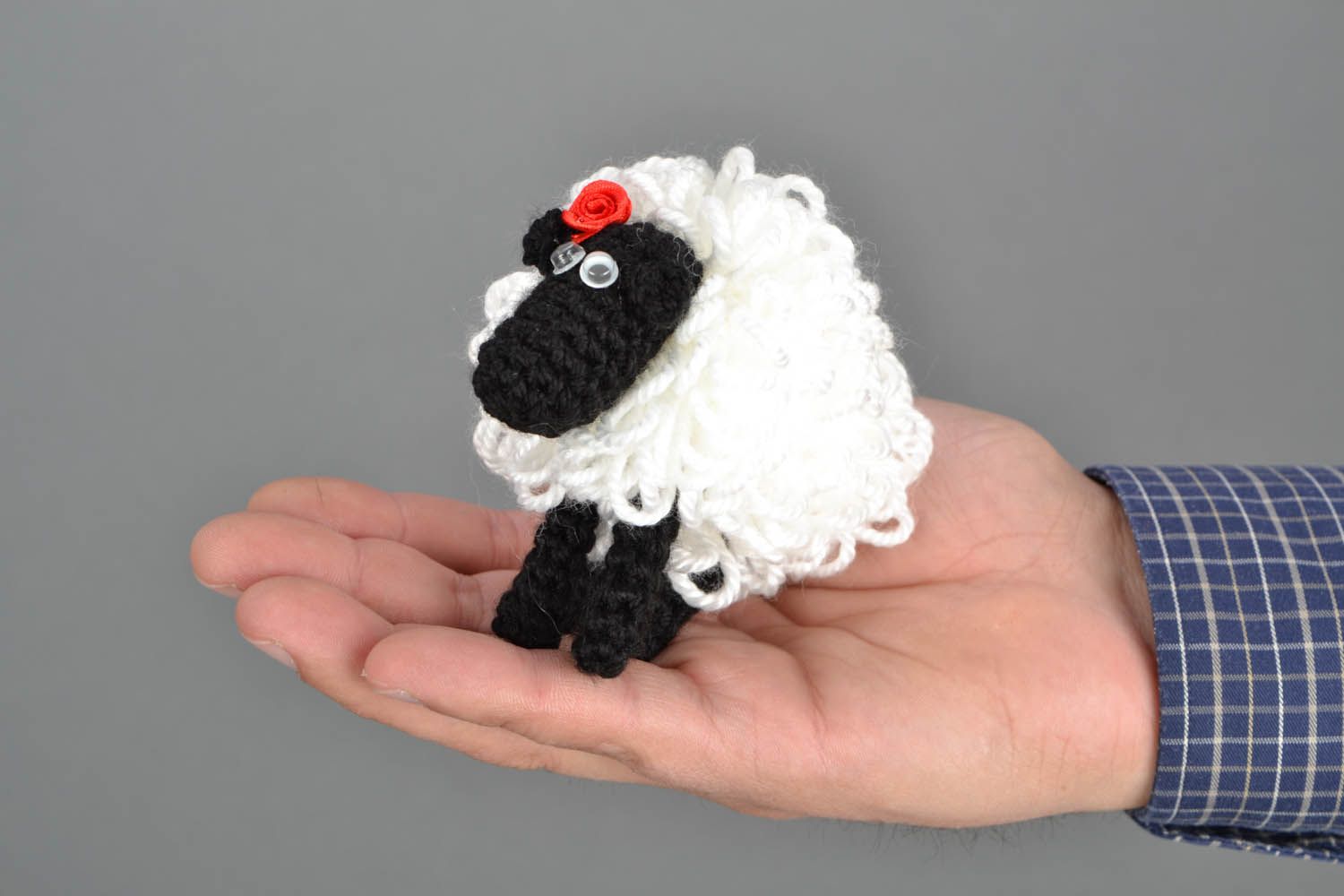 Schwarz-weißes Kuscheltier Schaf foto 1