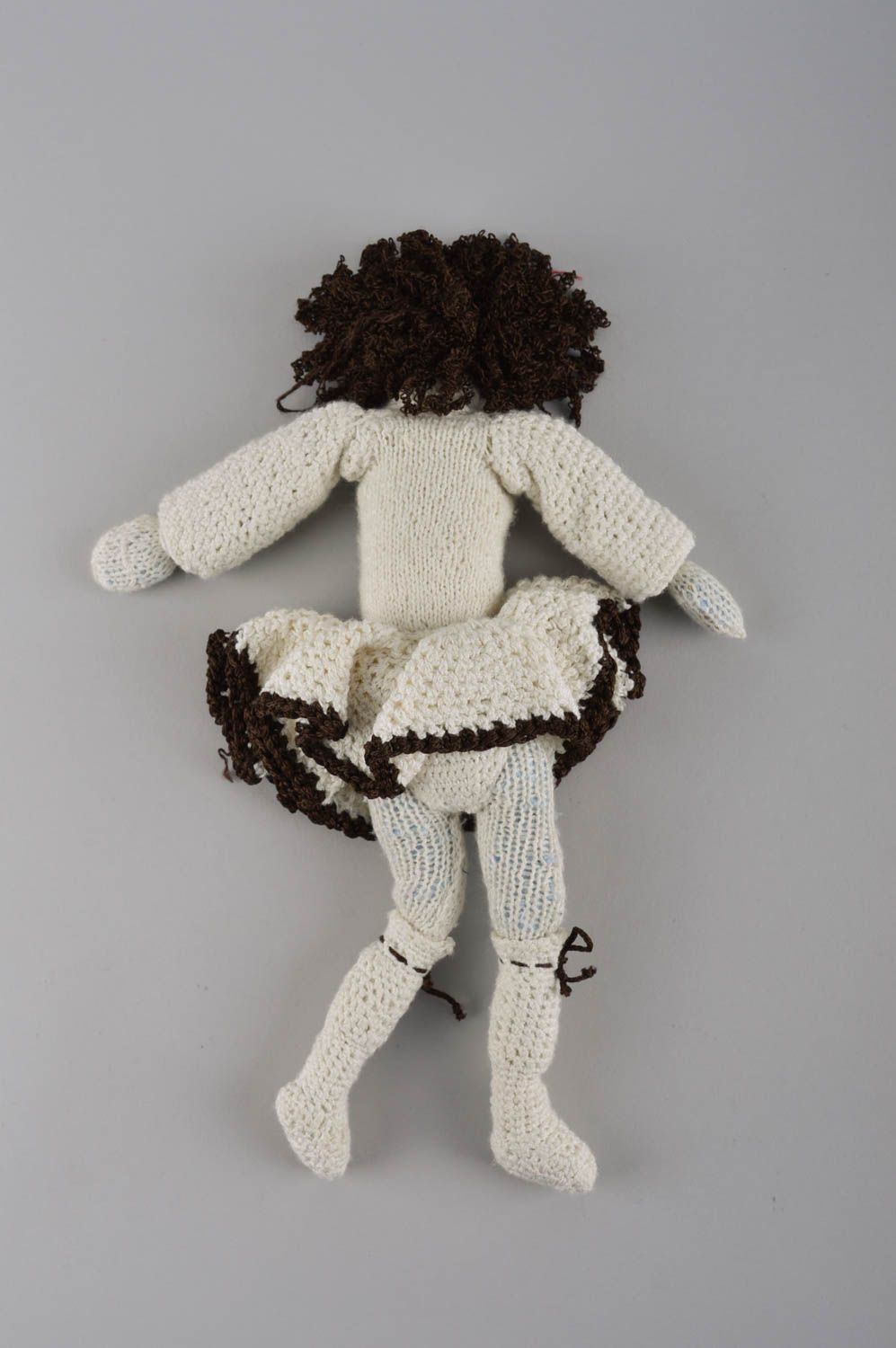 Poupée tricotée au crochet Jouet fait main blanc original Cadeau pour femme photo 4