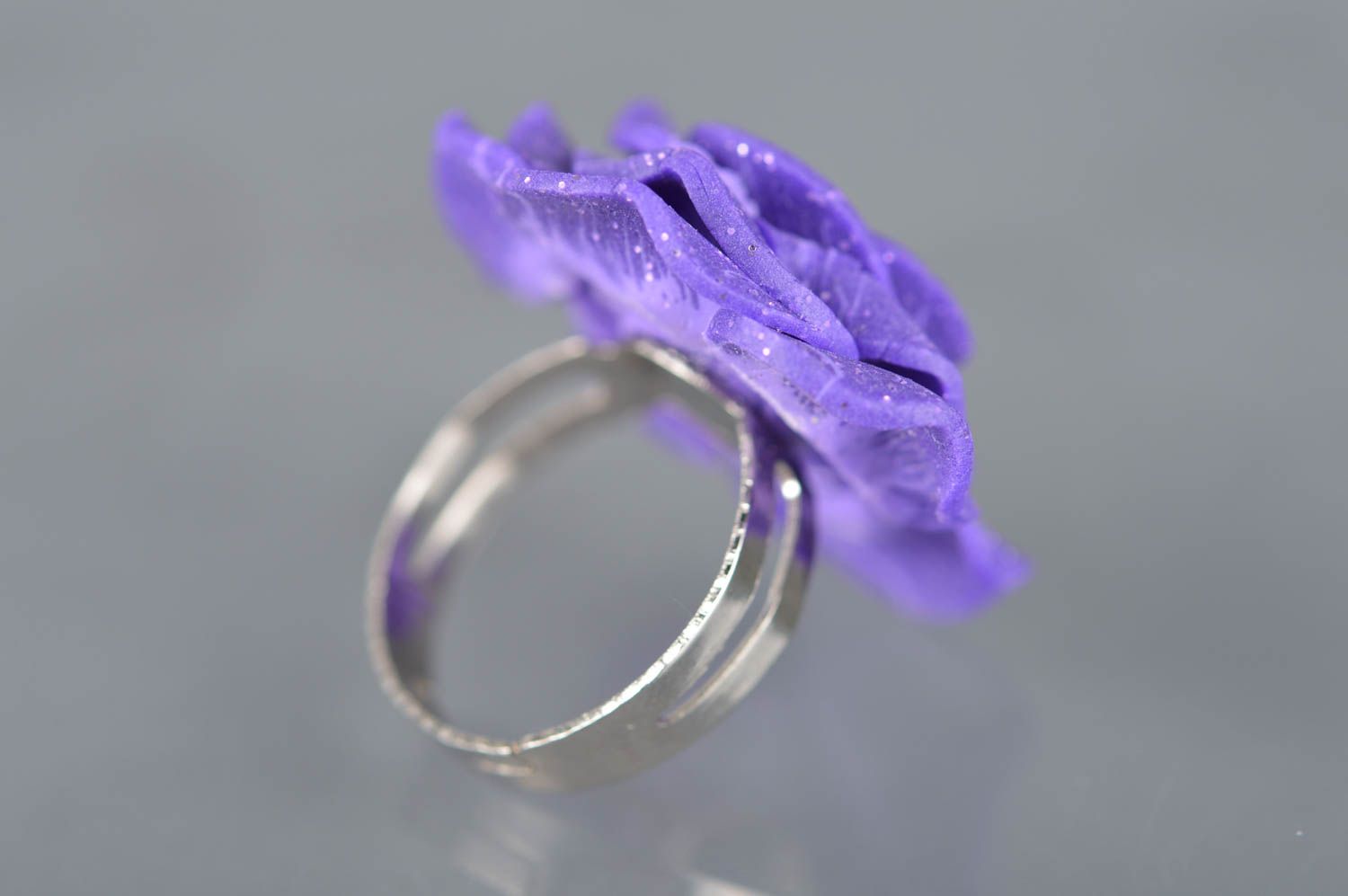 Lila handgemachter Ring mit Blume aus Polymerton in Modellierung Technik foto 5