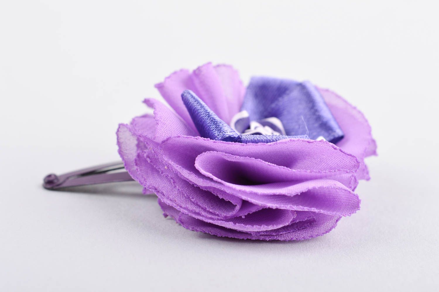 Заколка-цветок бижутерия ручной работы украшение на голову фиолетовое с бантом фото 3