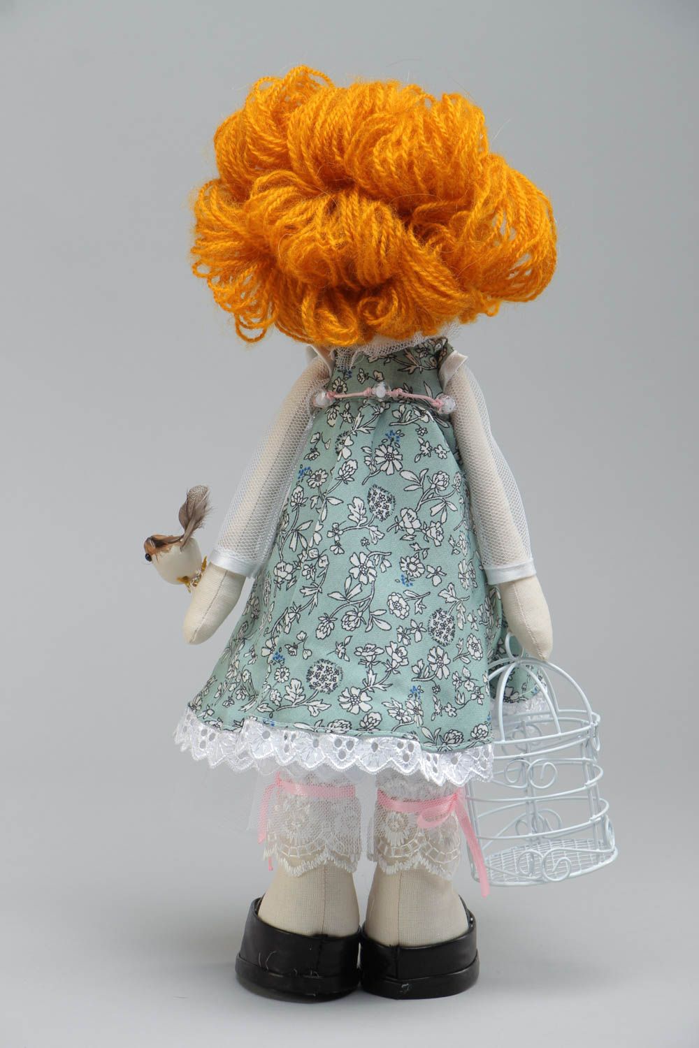Muñeca decorativa artesanal hecha a mano de trapo de tela con pájaro para niña foto 4