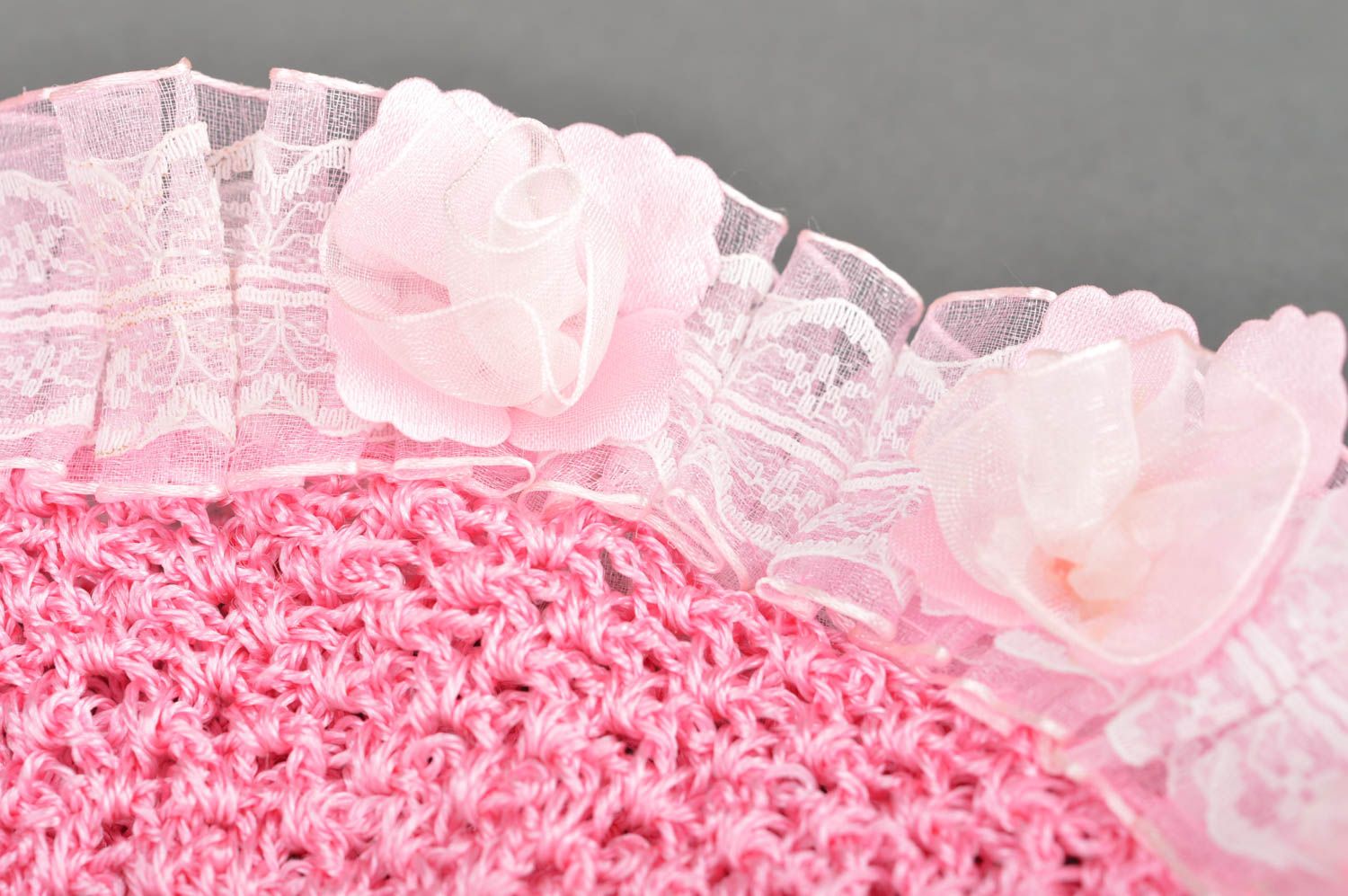 Belle robe de mariée pour bouteille rose tricotée au crochet faite main photo 4