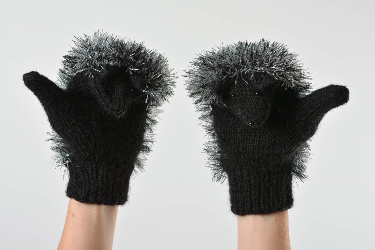 Moufles tricotées en acrylique avec des aiguilles faites main noires Hérissons photo 3