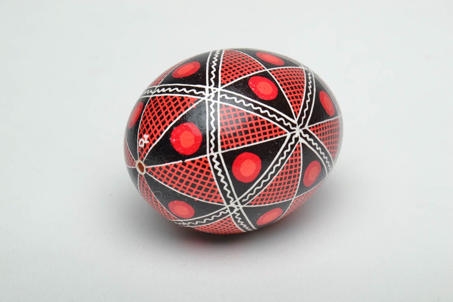 Huevo de Pascua pintado con ornamento foto 3