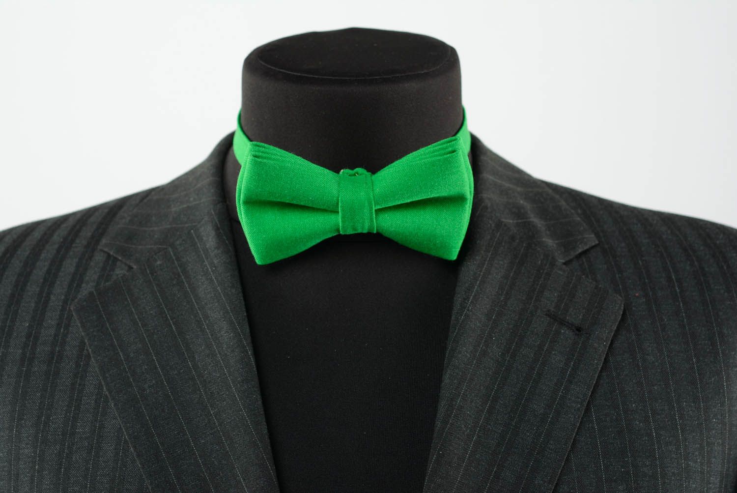 Green bow tie made of gabardine photo 2