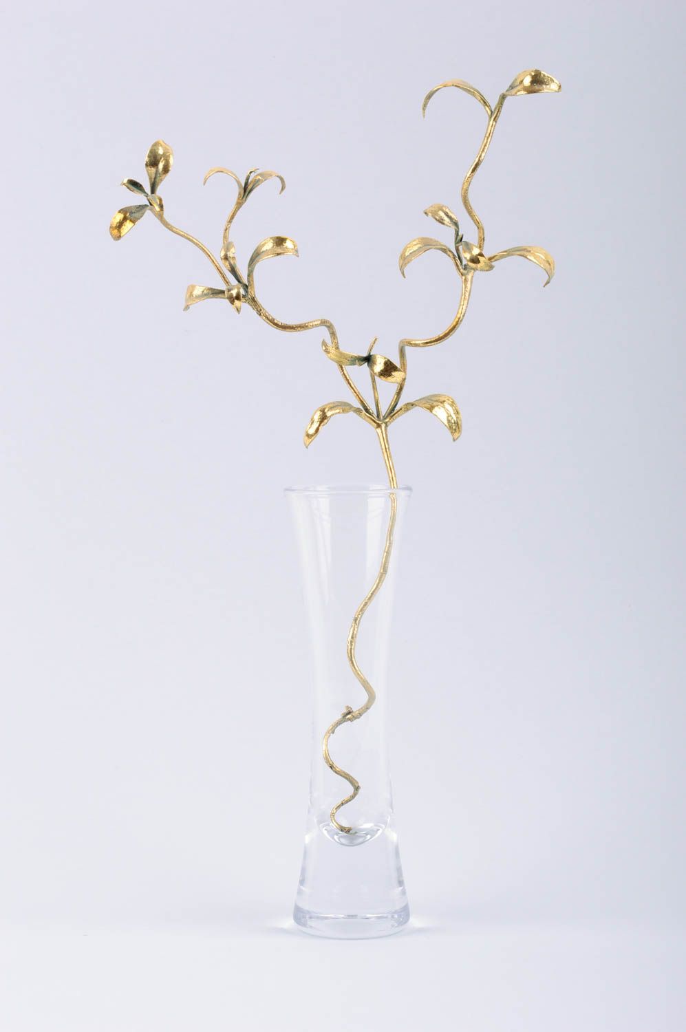 Декоративная стеклянная ваза ручной работы с веточкой из латуни для интерьера фото 1