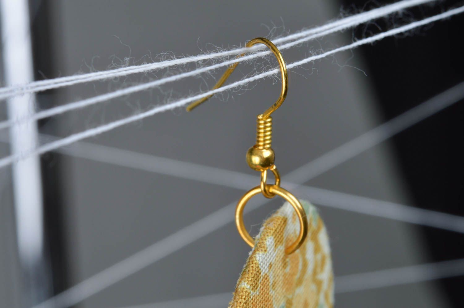 Stilvolle runde künstlerische gelbe Ohrringe aus Textil mit Blumen Print foto 2