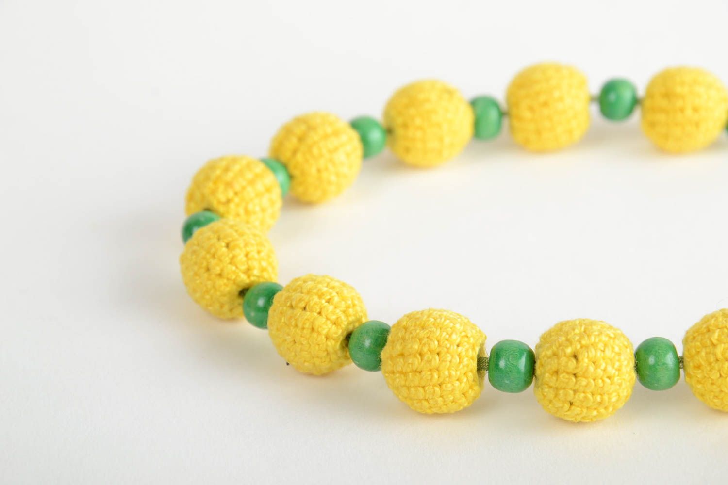 Желтый с зеленым браслет из обвязанных нитками бусин ручной работы авторский фото 5