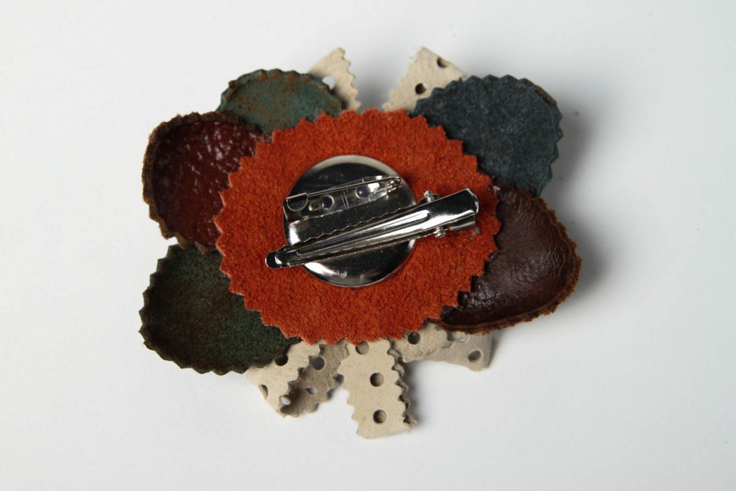 Spilla a forma di fiore fatta a mano fermaglio originale di cuoio naturale foto 5