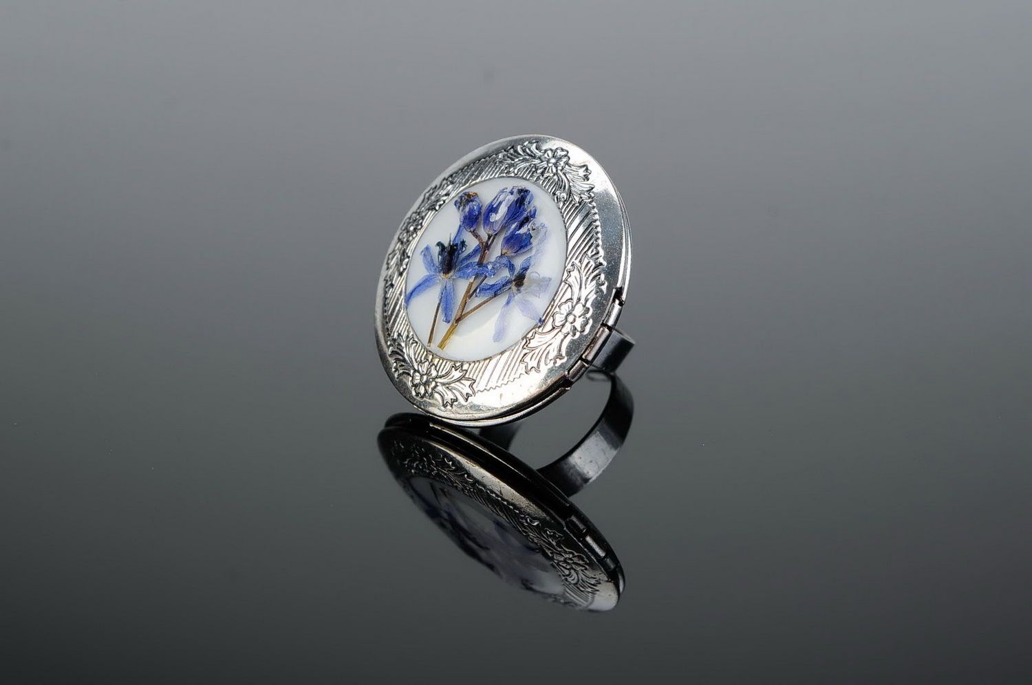 Ring medallion with natural flowers in the epoxy resin photo 1