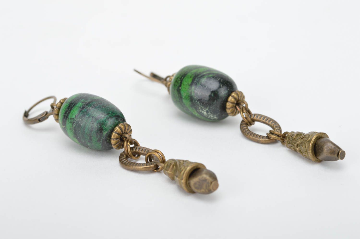 Lange Ohrringe aus Metall mit grünrn Perlen massiv künstlerisch handgeschaffen foto 2