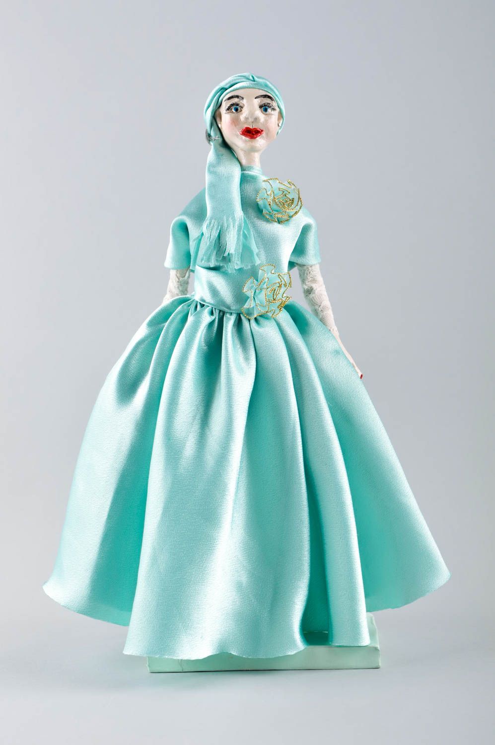 Muñeca hecha a mano con vestido celeste souvenir original juguete de colección foto 2