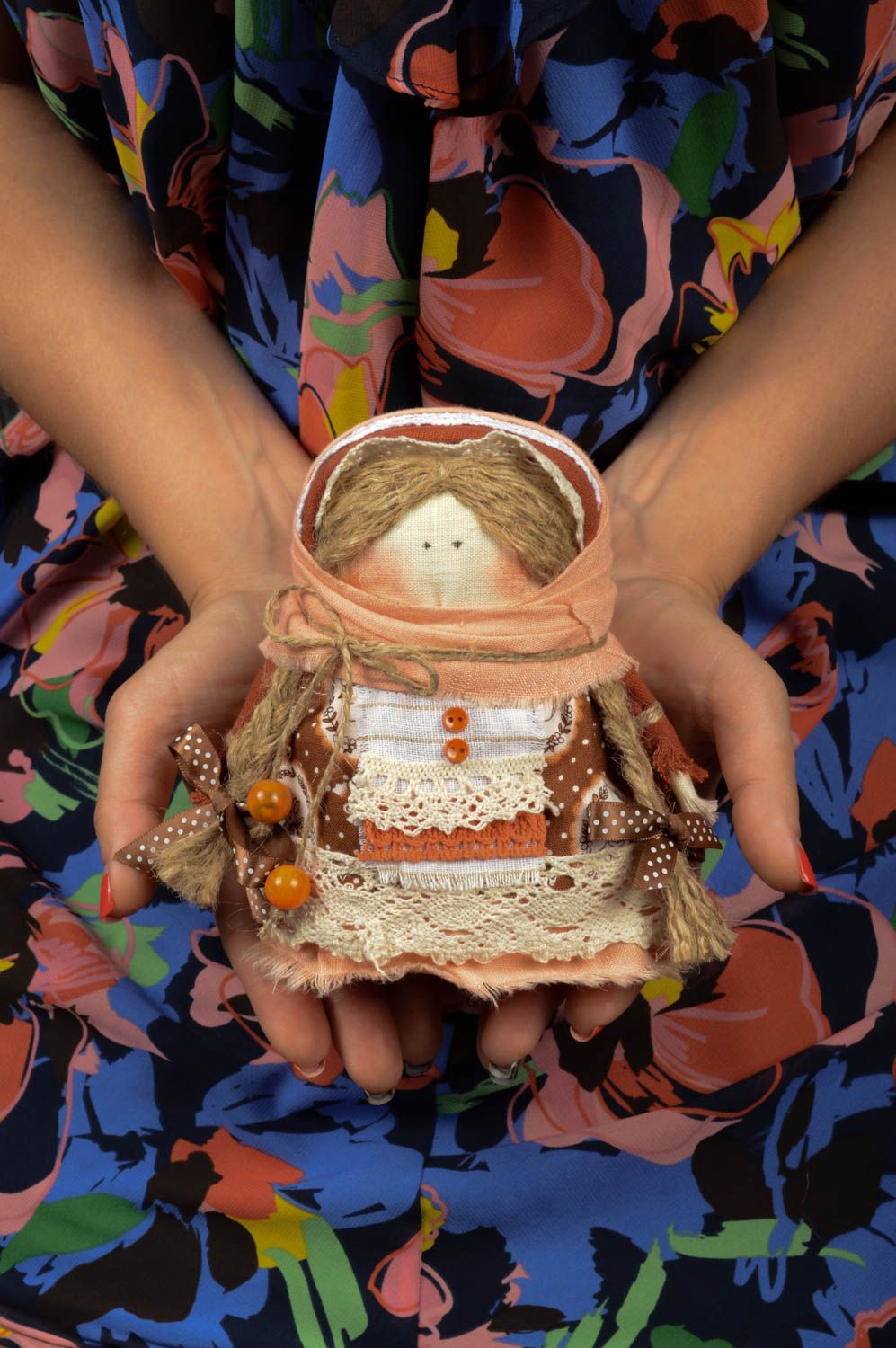 Muñeca hecha a mano de trapo con granos decoración de casa amuleto de protección foto 5
