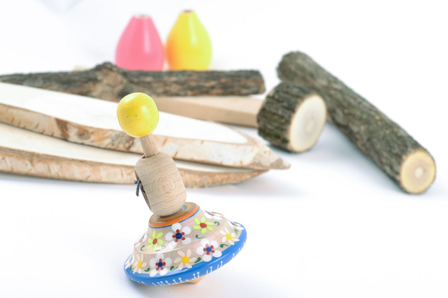 Деревянный волчок расписанный эко-красками ручной работы развивающая игрушка фото 1