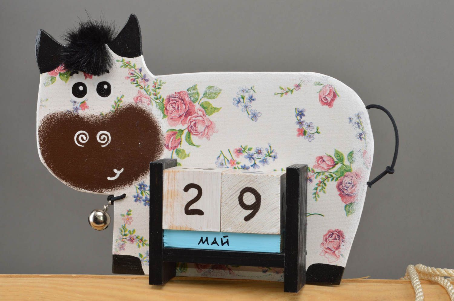 Детский календарь в виде коровки из фанеры декупаж цветочный ручной работы фото 2