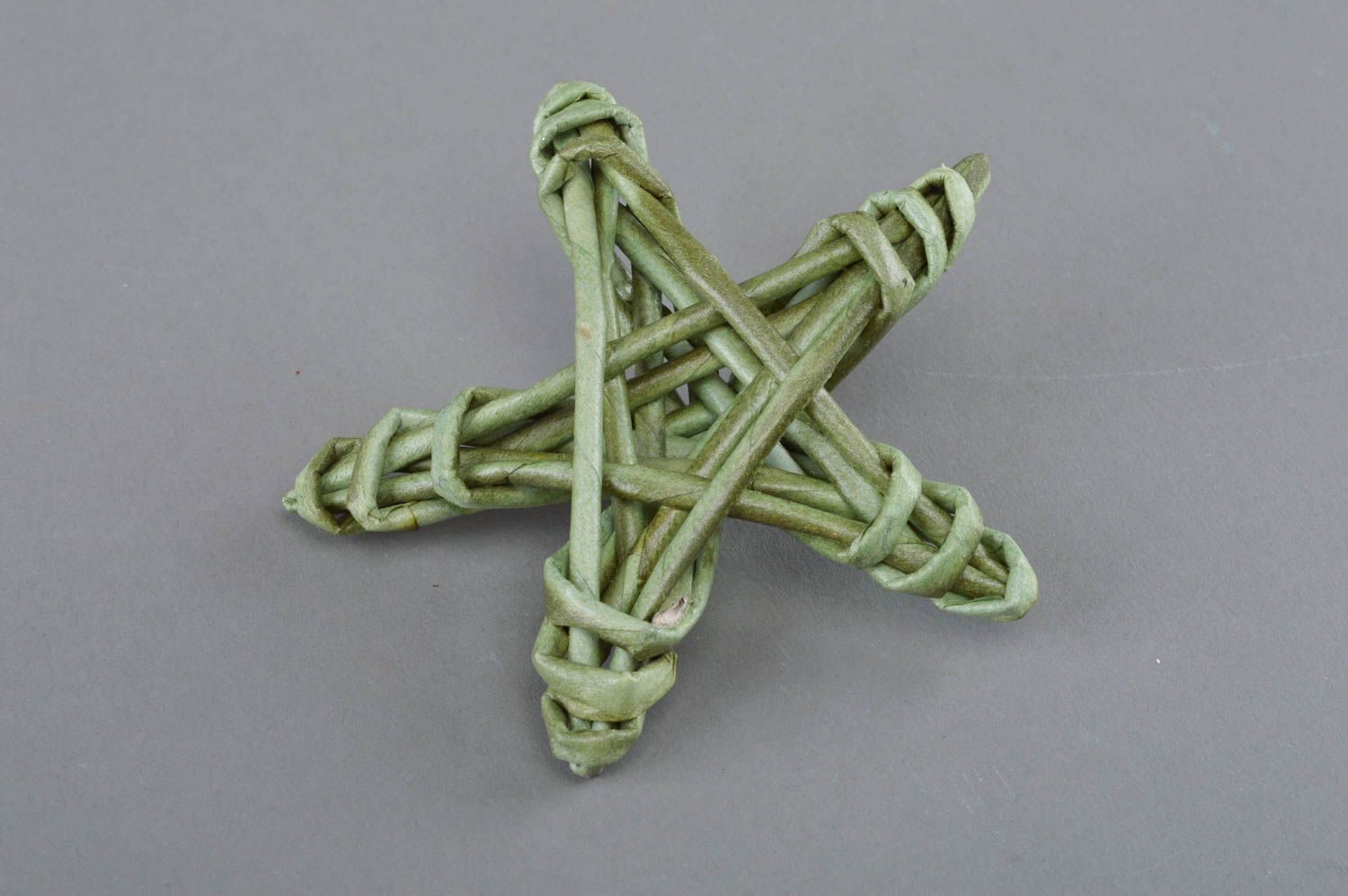 Зеленая звездочка из бумажных трубочек ручной работы небольшая красивая фото 3