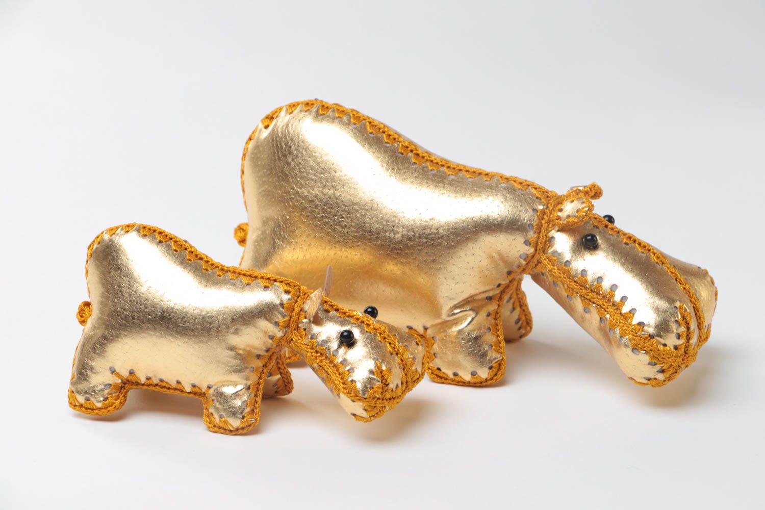 Золотистые мягкие игрушки ручной работы из кожи в виде бегемотиков декоративные фото 2