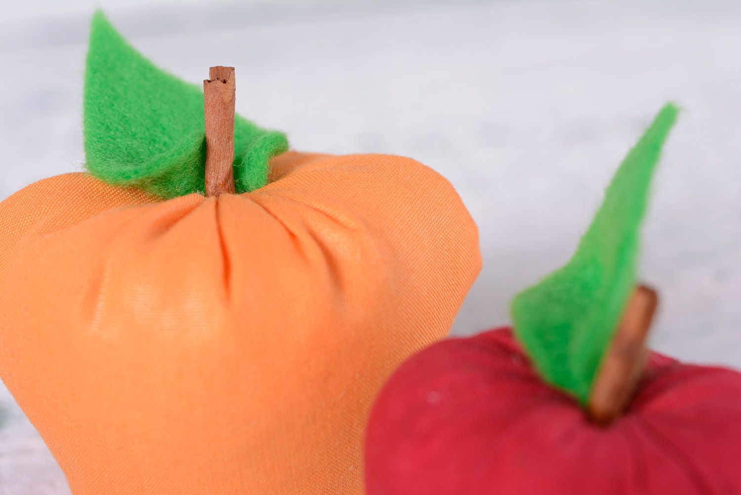 Jouets mous décoratifs pommes en tissu de coton faits main rouge orange 2 pièces photo 2