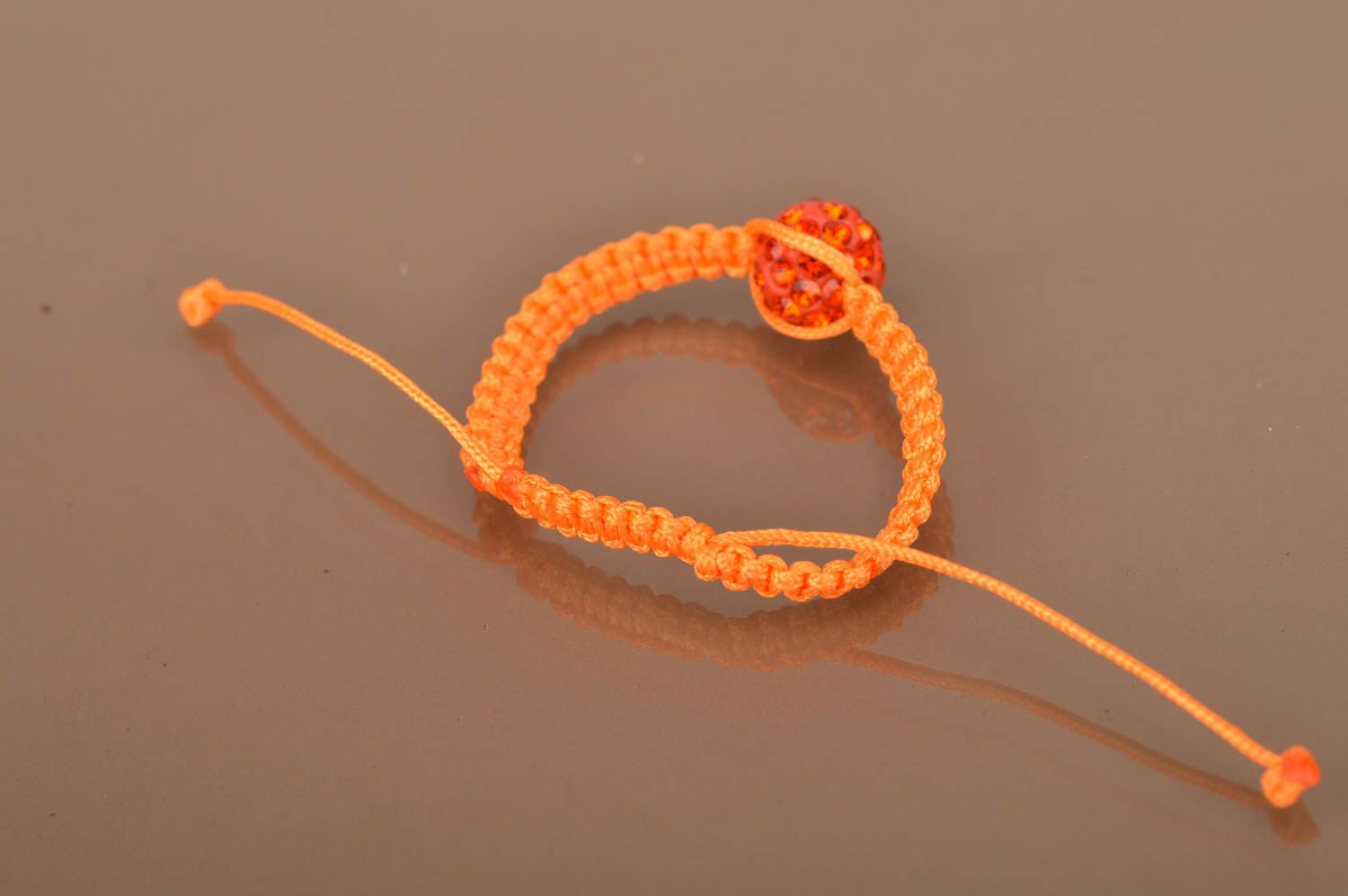 Оранжевый плетеный браслет с бусиной с регулируемым размером хенд мейд фото 4