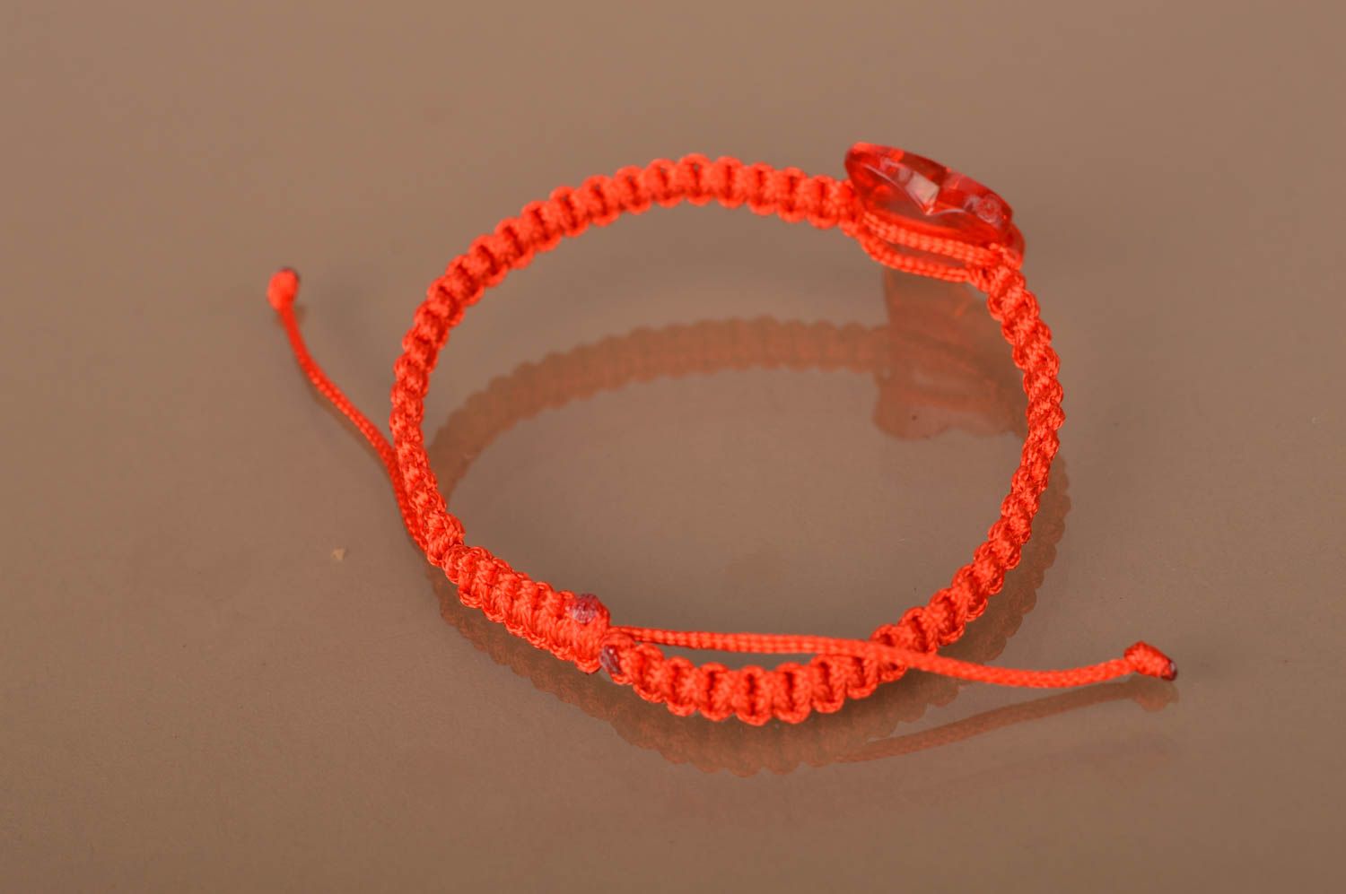 Простой тонкий плетеный браслет из вощеной нити ручная работа Красная бабочка фото 5