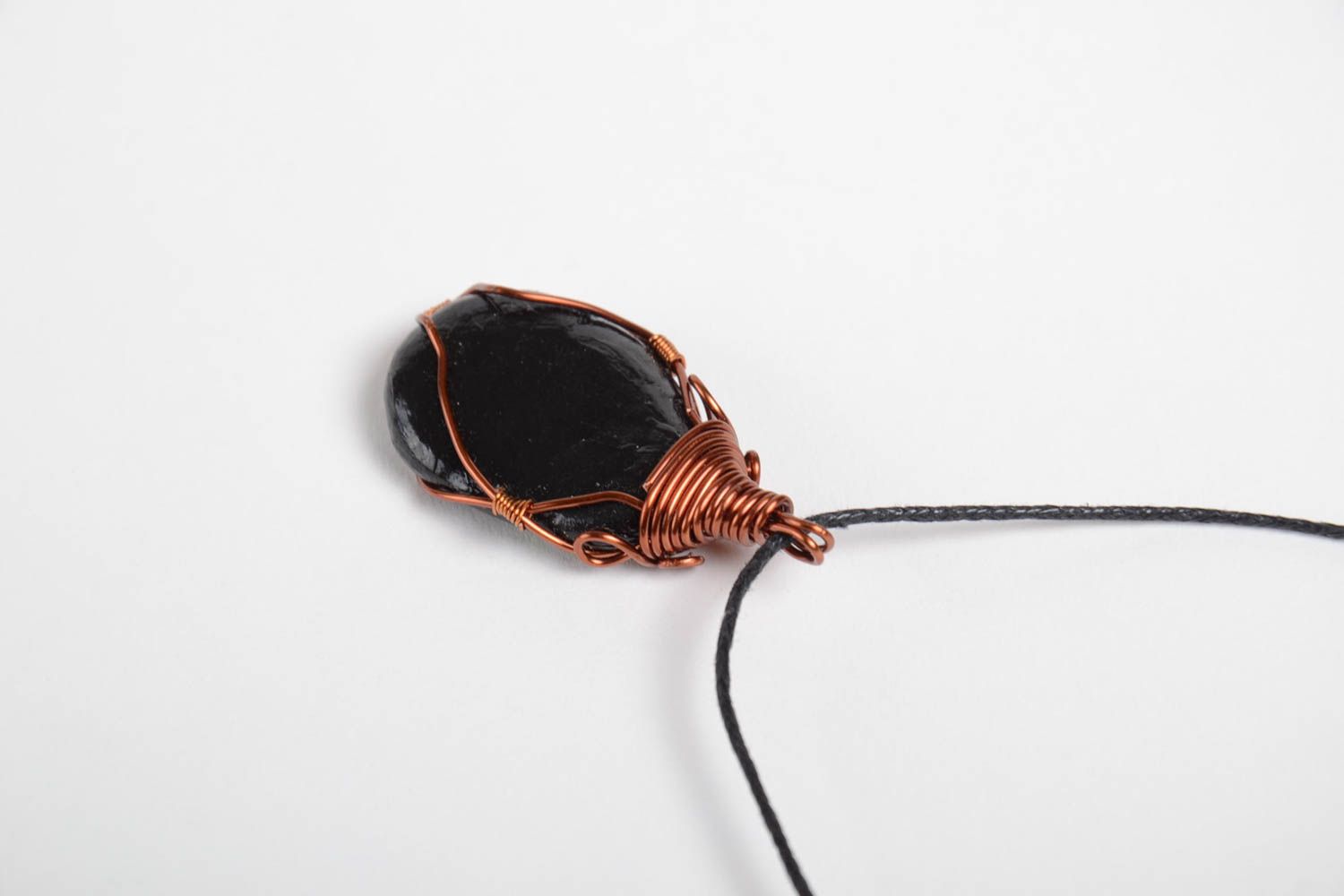 Кулон из морской гальки расписанный акриловыми красками черный ручной работы фото 3