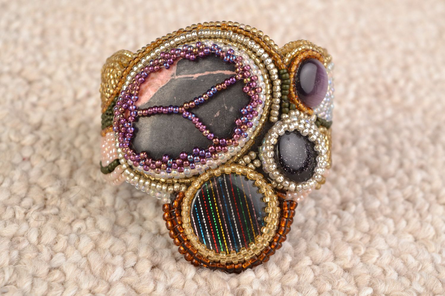 Large bracelet brodé en perles de rocaille et pierres naturelles fait main femme photo 5