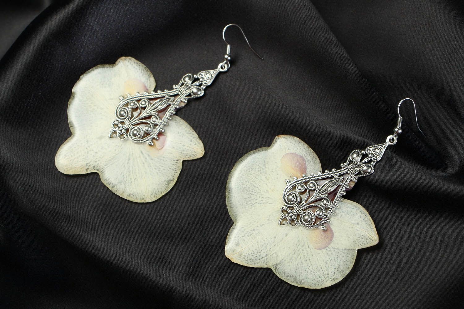 Earrings with Orchid photo 1