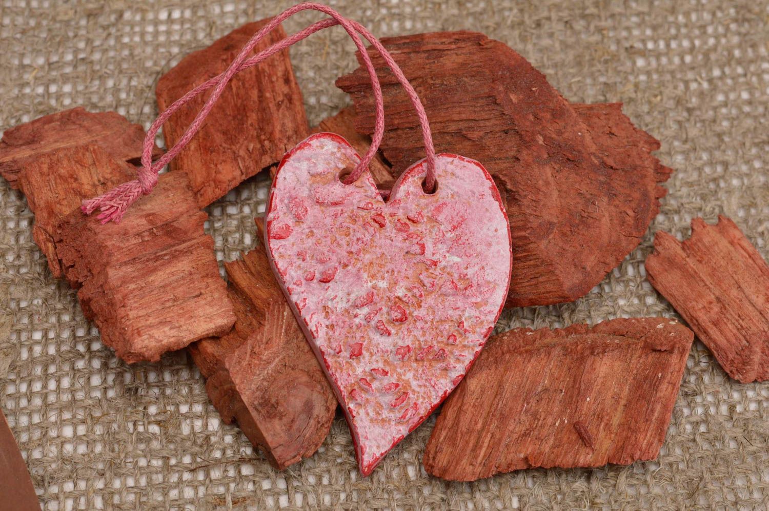 Фигурка из глины керамика ручной работы декор на стену красное сердце из глины фото 1