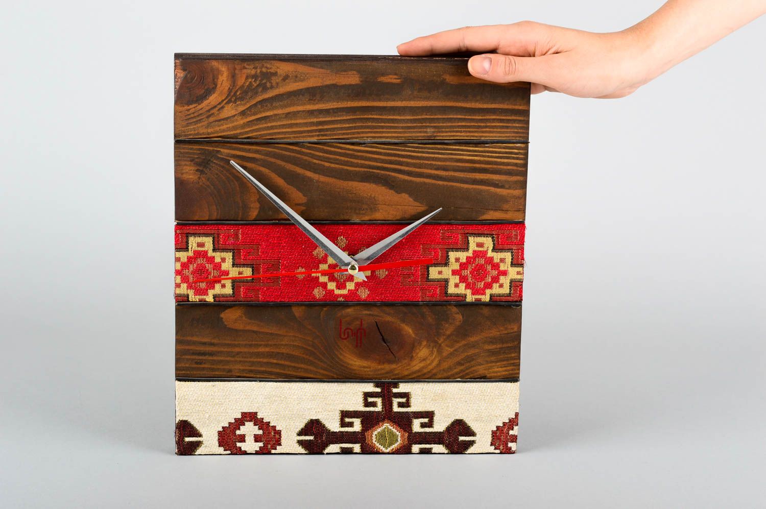 L'orologio di legno da parete fatto a mano di tendenza e originale per casa foto 2