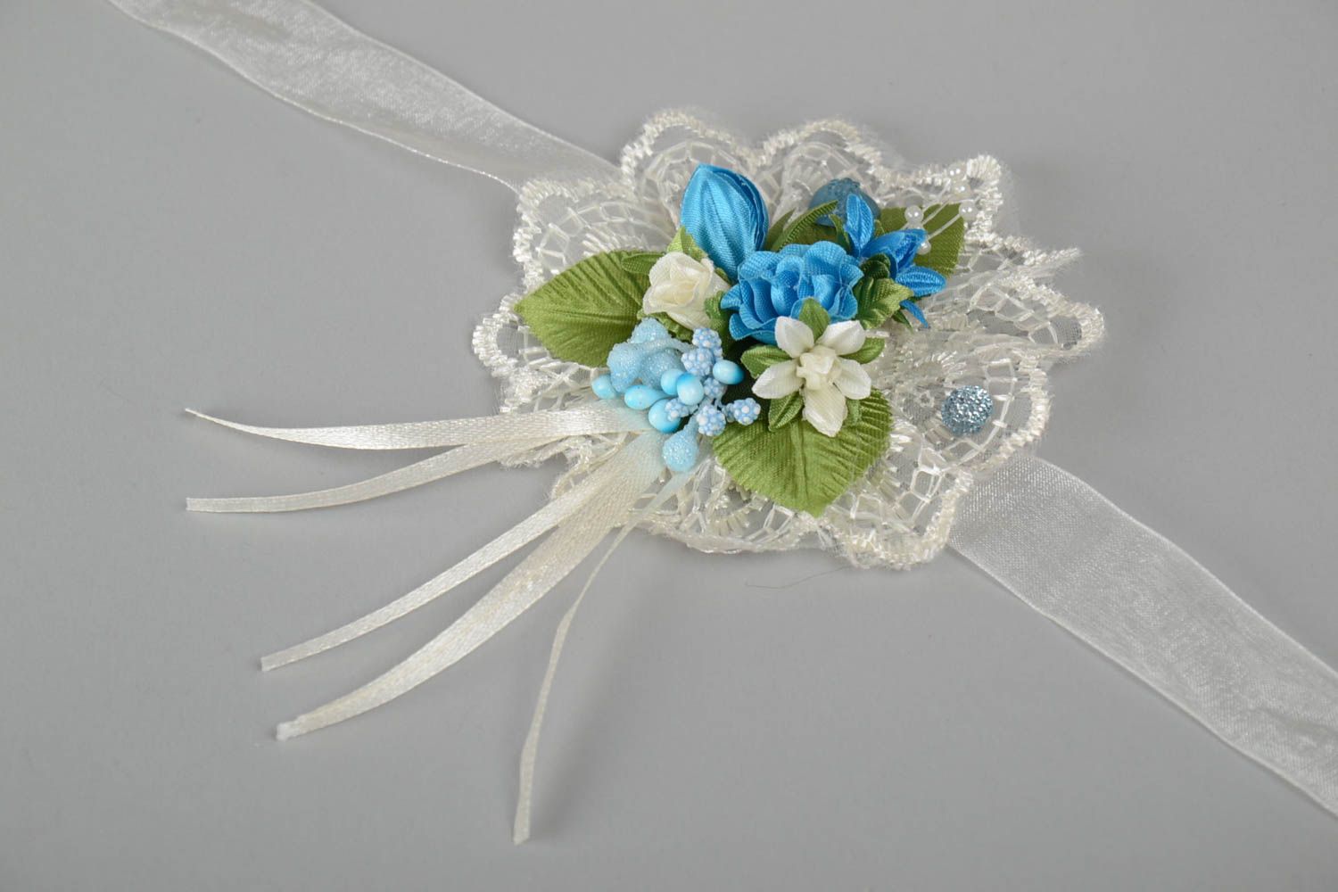 Corsage de poignet mariage blanc avec fleurs bleues sur dentelle fait main photo 5