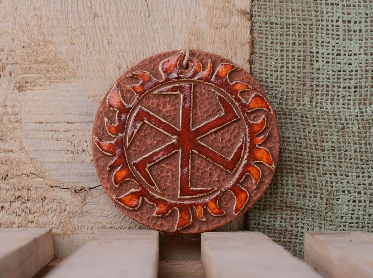 Prato decorativo talismã eslavo feito à mão de argila para decoração do interior em estilo étnico Grozovik foto 1