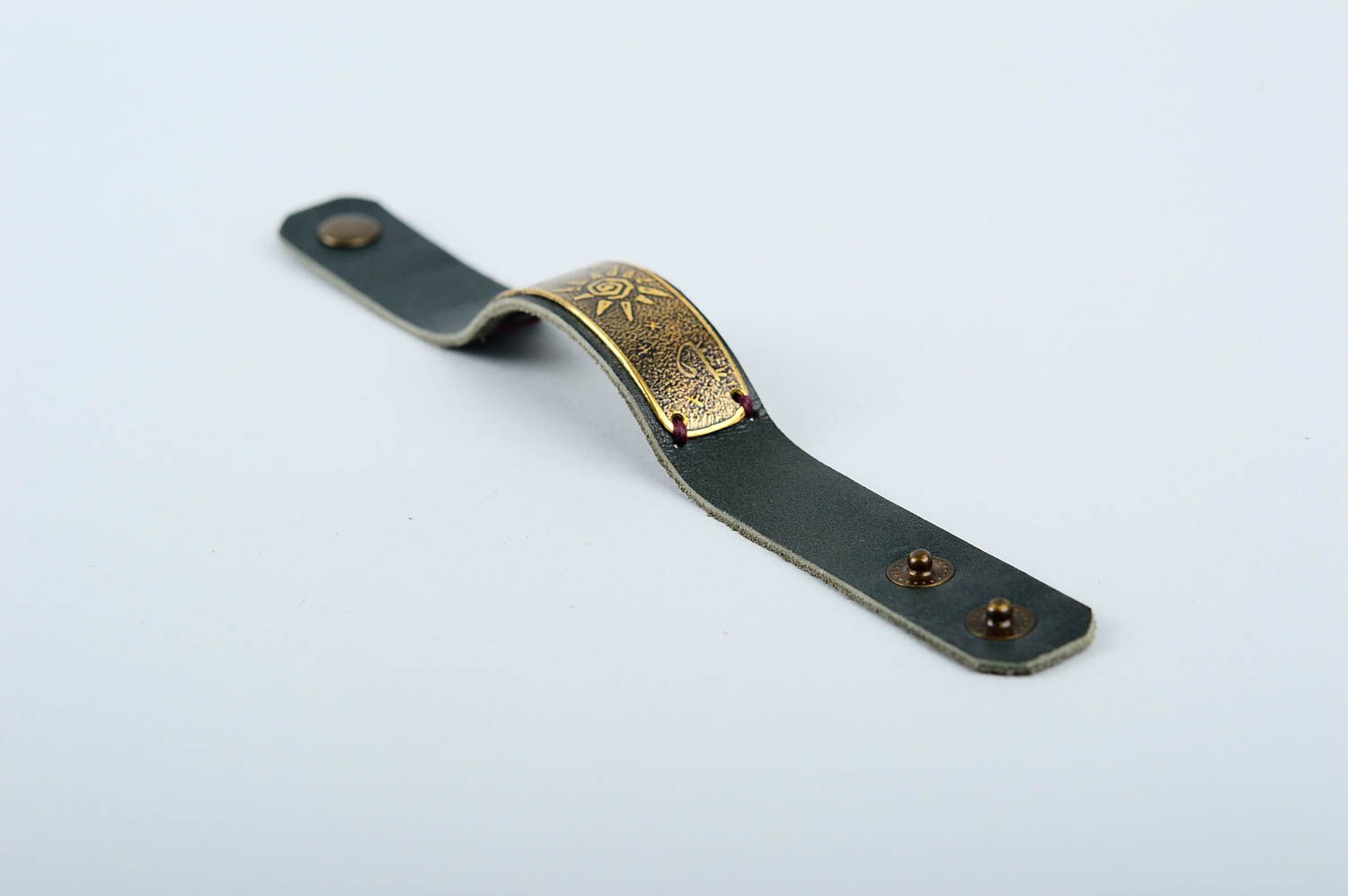 Кожаный браслет ручной работы браслет на руку украшение из кожи с латунью фото 3