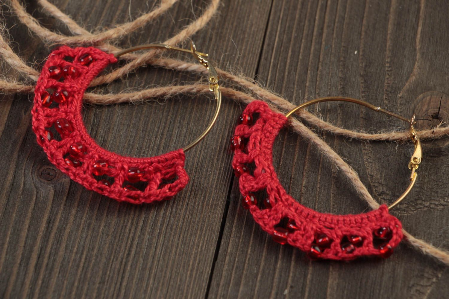 Handmade gehäkelte Ohrringe Designer Schmuck Accessoire für Frauen rote Creolen foto 1