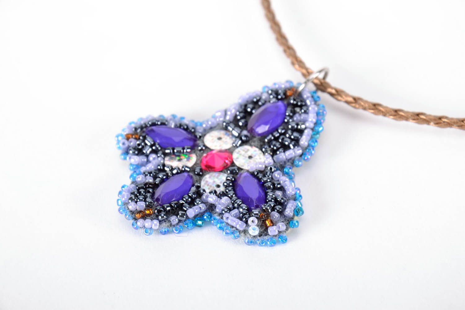 Necklace with beads and sequins photo 1