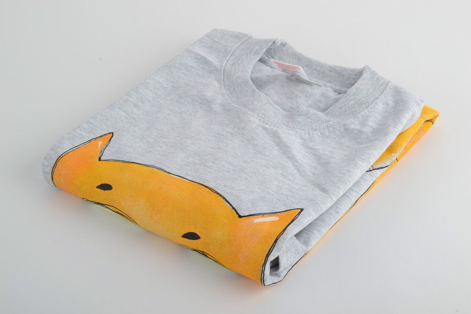 T-shirt en coton gris avec chat jaune original fait main pour homme design photo 4
