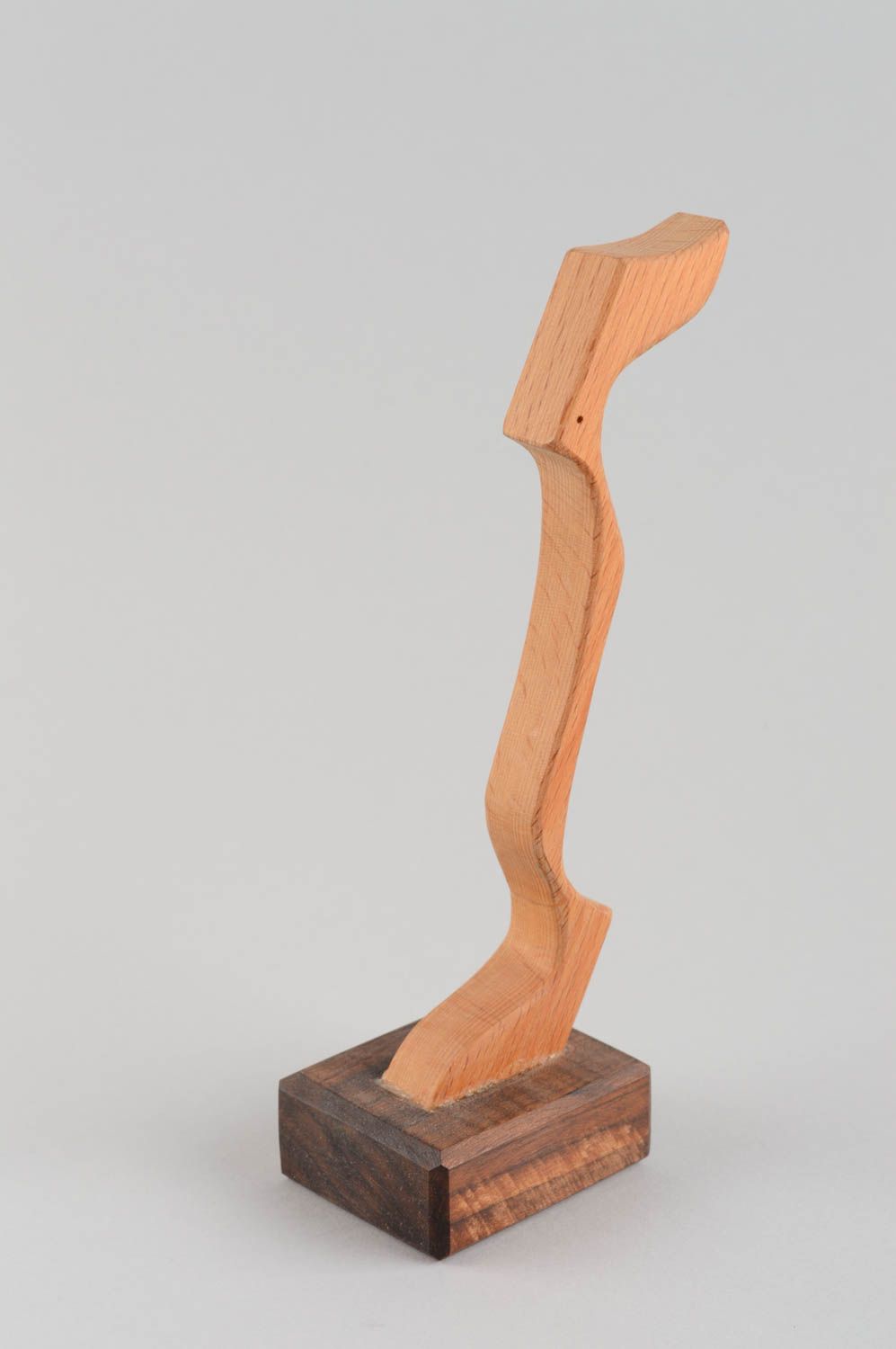 Estatueta artesanal abstrata de madeira foto 2