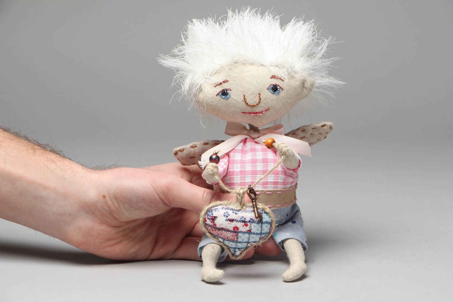 Авторская мягкая кукла из натуральных тканей Ангел с сердечком фото 4