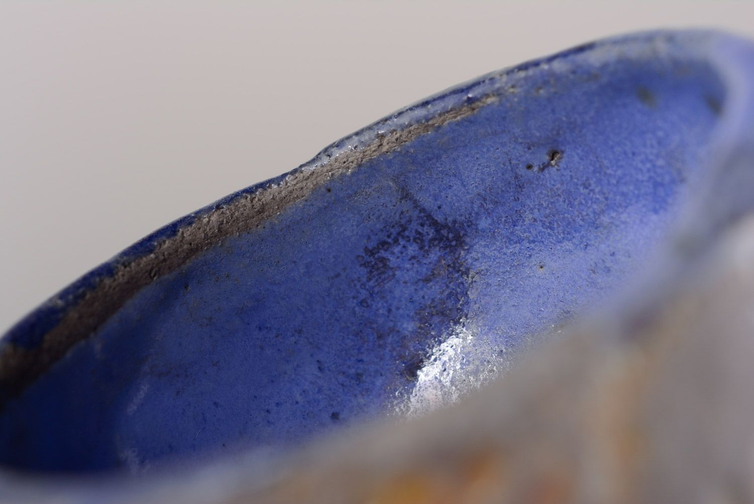 Bol de arcilla artesanal azul en estilo étnico para alimentación foto 5