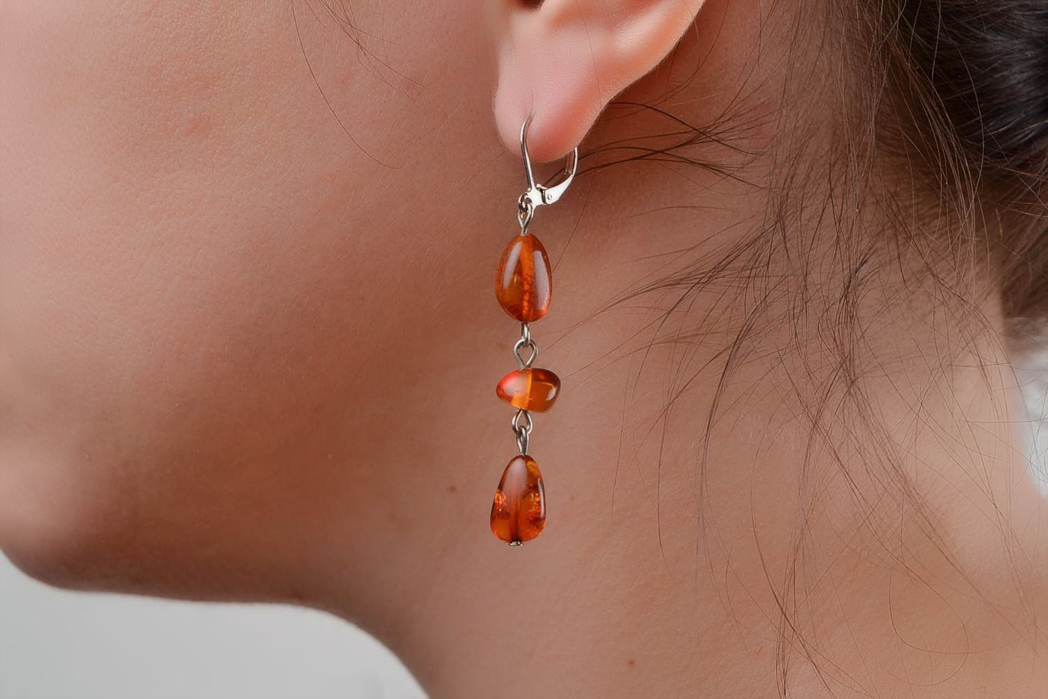 Boucles d'oreilles en verre tchèque de couleur ambrée faites main pendantes photo 2