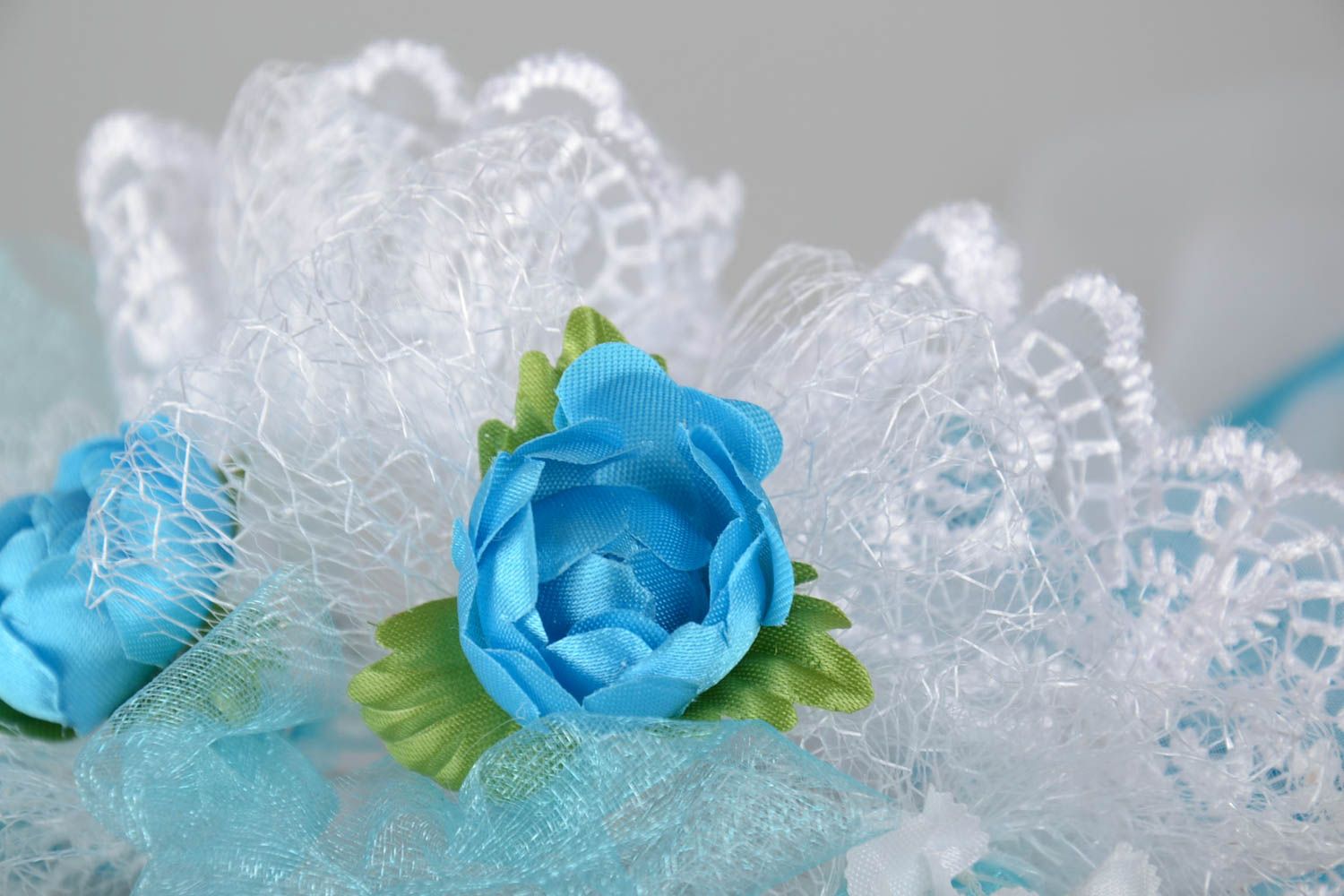 Handmade Blumenstrauß für Hochzeit mit blauen künstlichen Rosen aus Atlasbändern foto 3