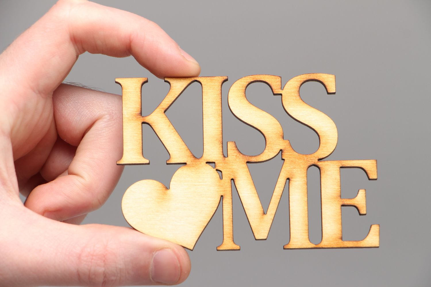Plywood chipboard lettering Kiss Me photo 3
