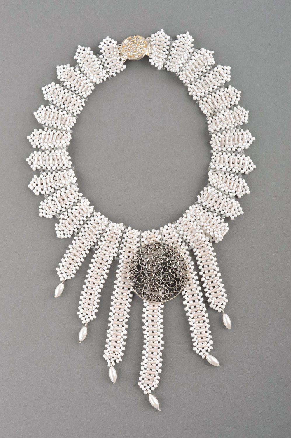 Collana di perline fatta a mano accessorio da donna bianco con giaietto foto 2