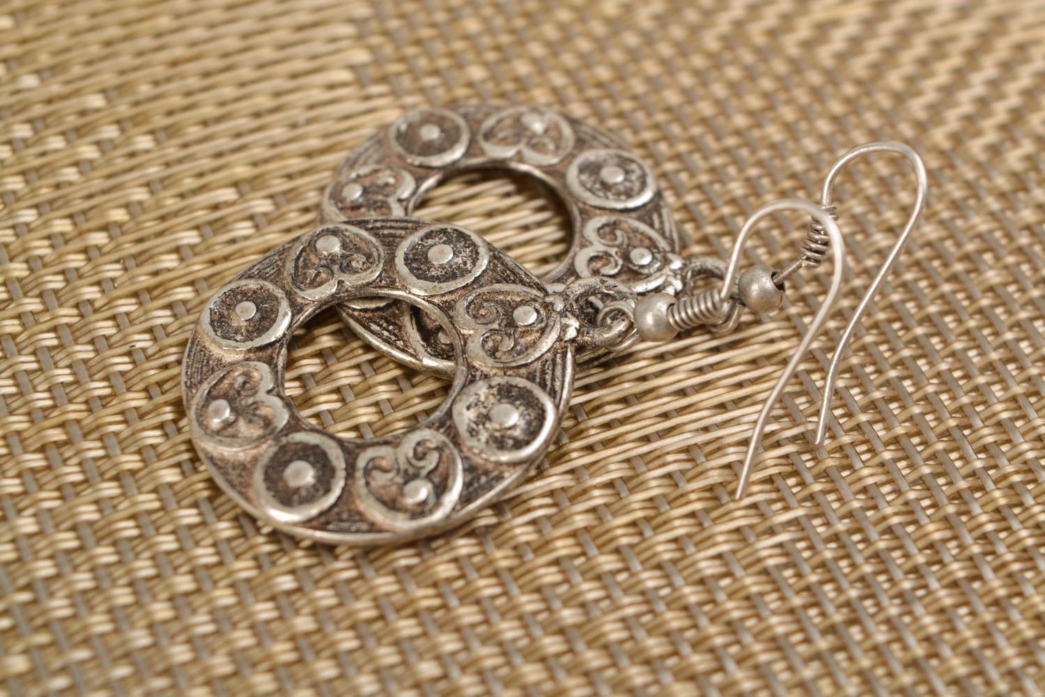 Boucles d'oreilles en métal anneaux faites main ethniques originales pour femme photo 1