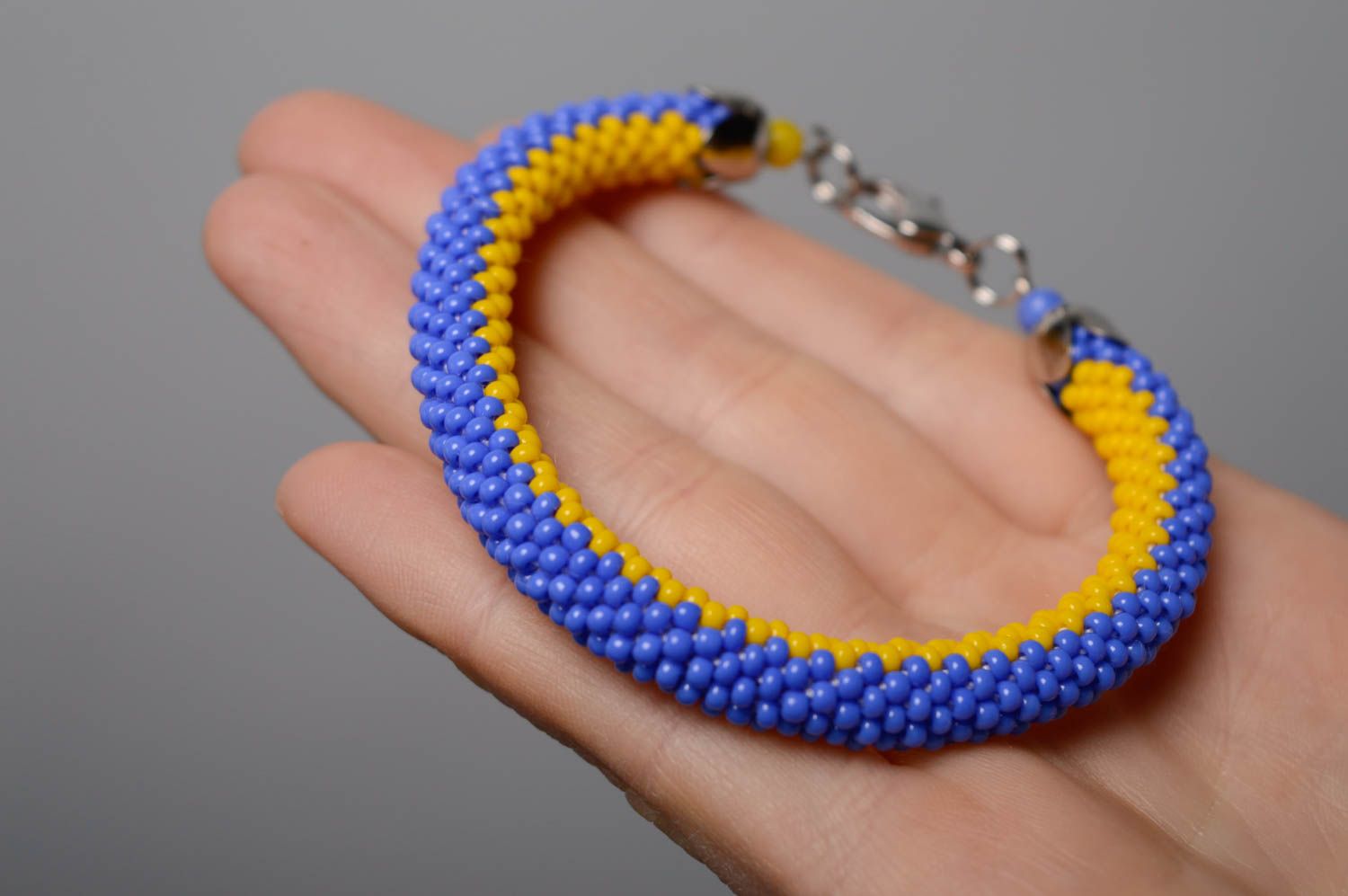 Сине-желтый браслет из бисера фото 4