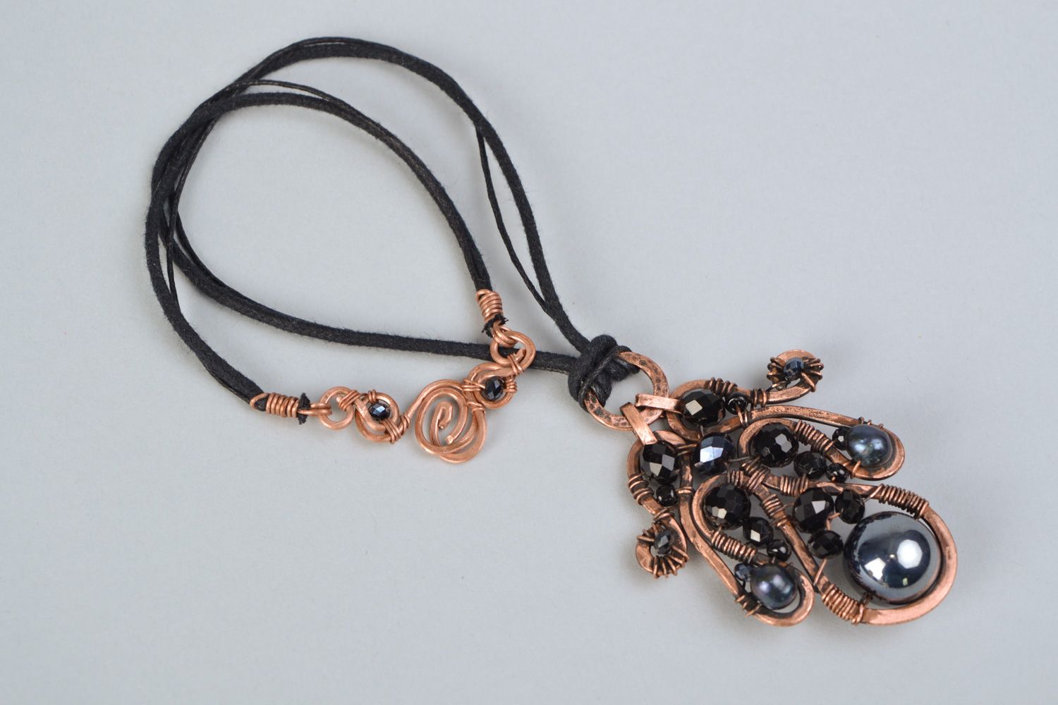 Grand pendentif en cuivre avec perles noires fait main technique wire wrapping  photo 3
