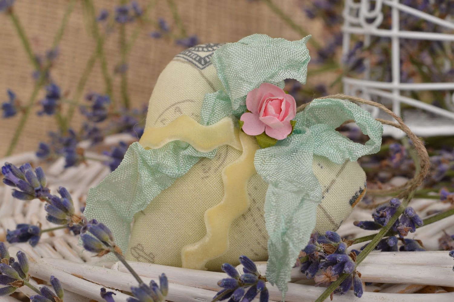 Suspension décorative cœur avec fleurs faite main textile aromatisée molle photo 1