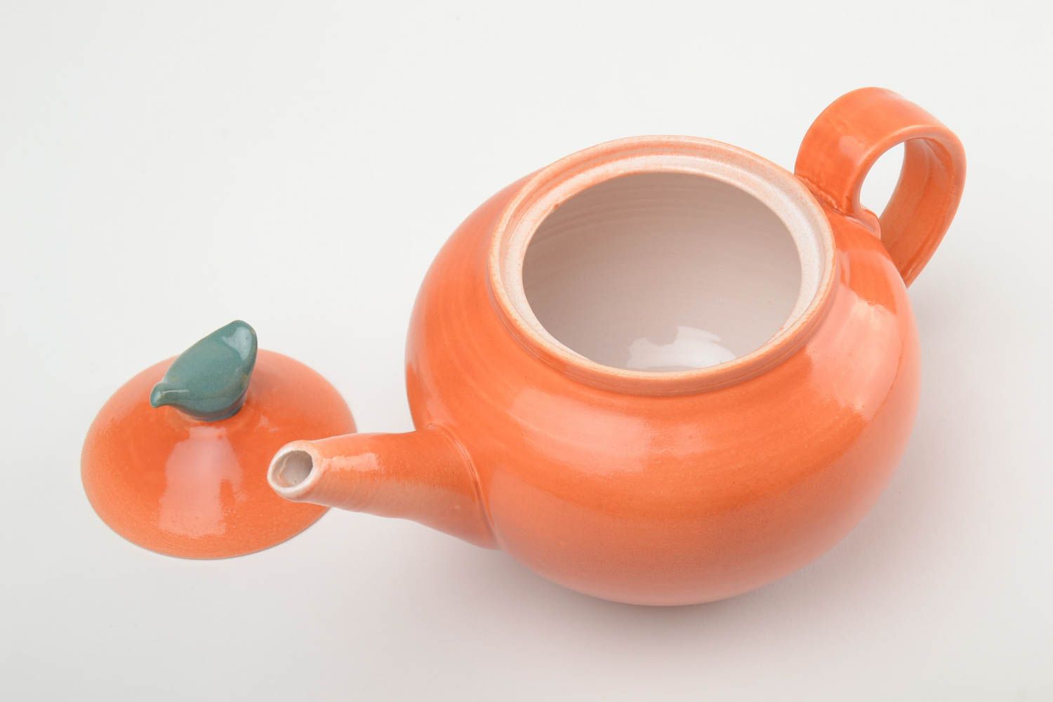 Заварочный чайник из глины ручной работы глазурованный оранжевый объемом 1 л фото 2