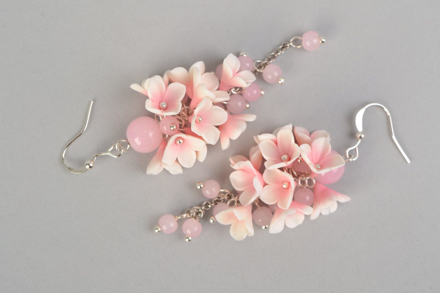 Оригинальные серьги цветы из полимерной глины ручной работы розовые с бусинами фото 3